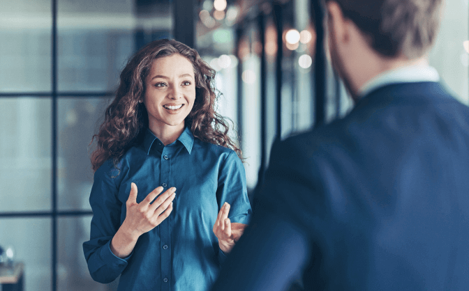 Oportunidad de inversión Foto de un hombre y una mujer hablando de la oportunidad de inversión en Valores Bancolombia.