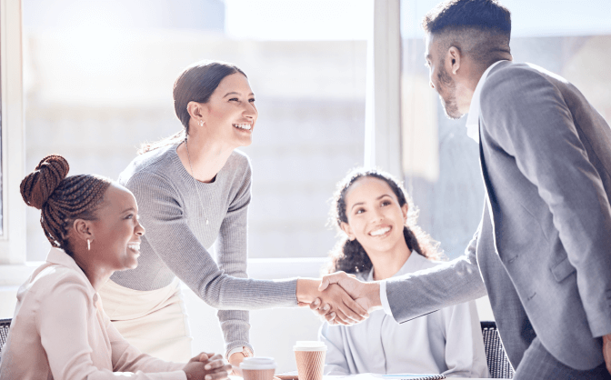 Asesoramiento de inversiones Foto de un grupo de personas reunidas saludándose entre sí, preparados para realizar el asesoramiento de inversiones de forma clara y segura.